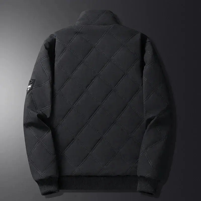 Man bär en elegant, skräddarsydd herrjacka i läder, perfekt för en modern och tidlös stil som vardagsjacka.