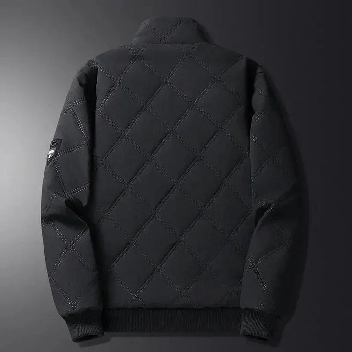 Man bär en elegant, skräddarsydd herrjacka i läder, perfekt för en modern och tidlös stil som vardagsjacka.