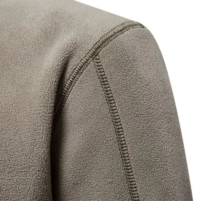 Modern herrjacka med praktisk zip. En mångsidig jacka som passar till de flesta herrkläder.