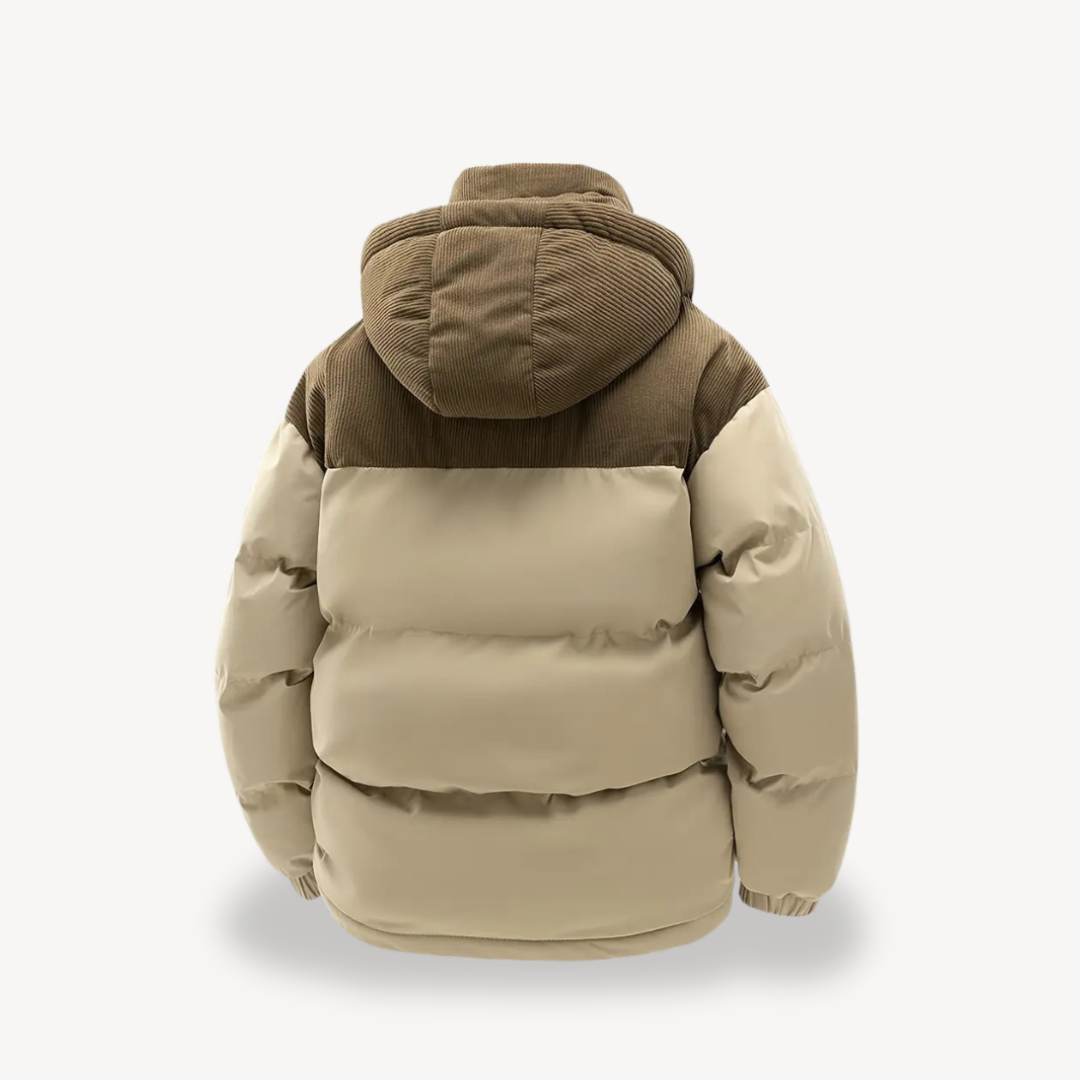 Närbild på en herrjacka med huva, visar puffer-design och hög krage, varm och stilren.