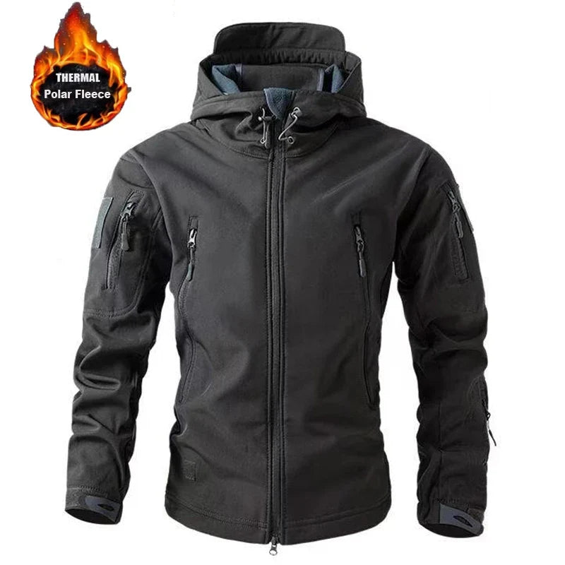 Herrjacka med dragkedja, varm fleece & vattentålig design. Perfekt för utomhusäventyr, vandring & camping.