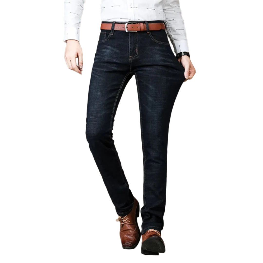 Herrjeans i denimstil med raka snitt och flexibel passform. Bekväma vardagsjeans för män, perfekta för alla tillfällen.