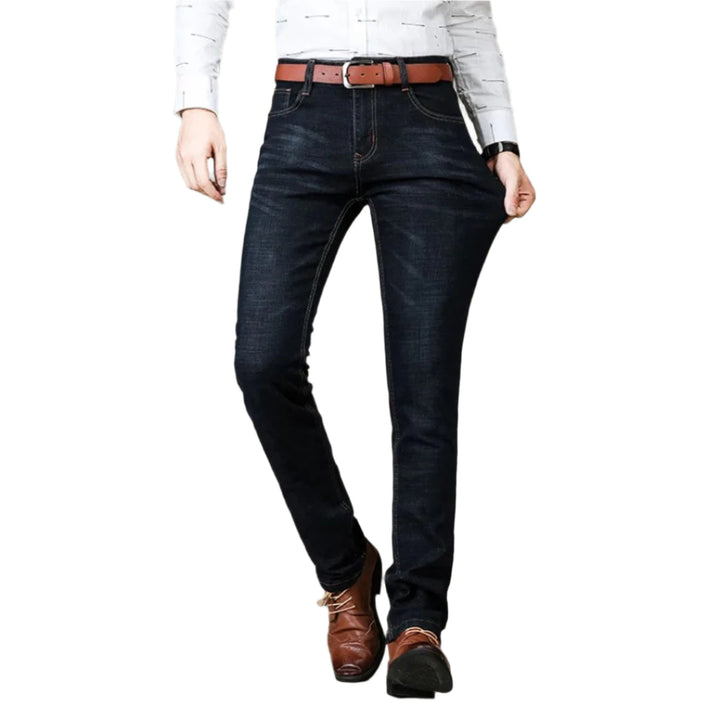 Herrjeans i denimstil med raka snitt och flexibel passform. Bekväma vardagsjeans för män, perfekta för alla tillfällen.