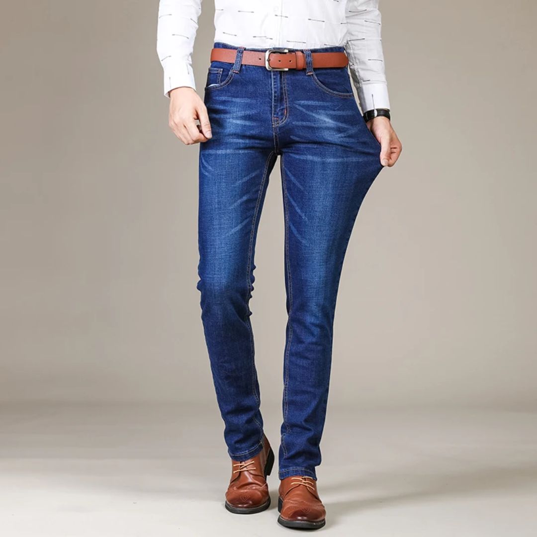 Bekväma herrjeans med raka ben och flexibel denim. Stilrena vardagsjeans för en avslappnad och modern look.