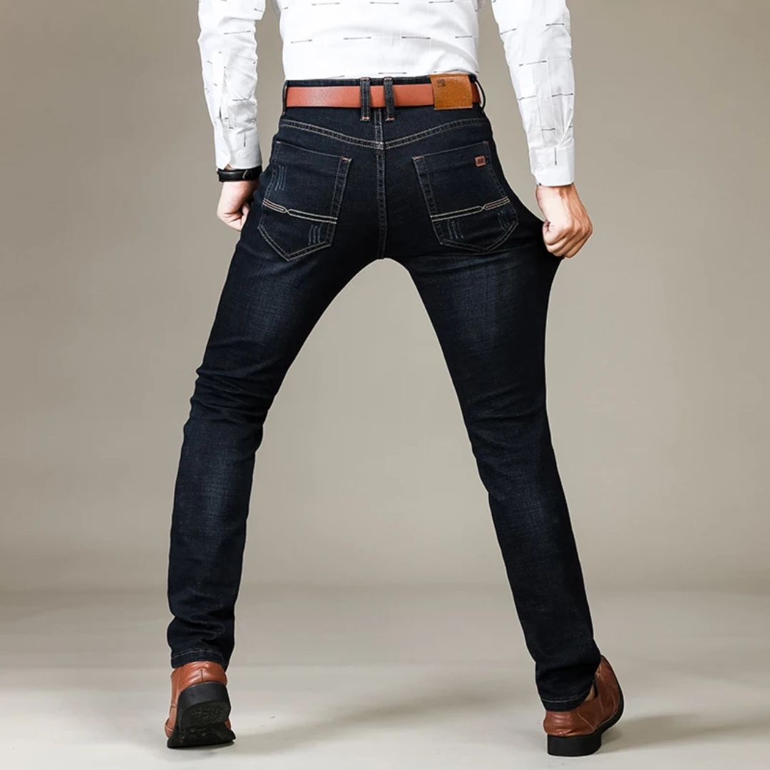 Slitstarka herrjeans med raka snitt i flexibel denim. Idealiska arbetsjeans eller vardagsjeans för män.