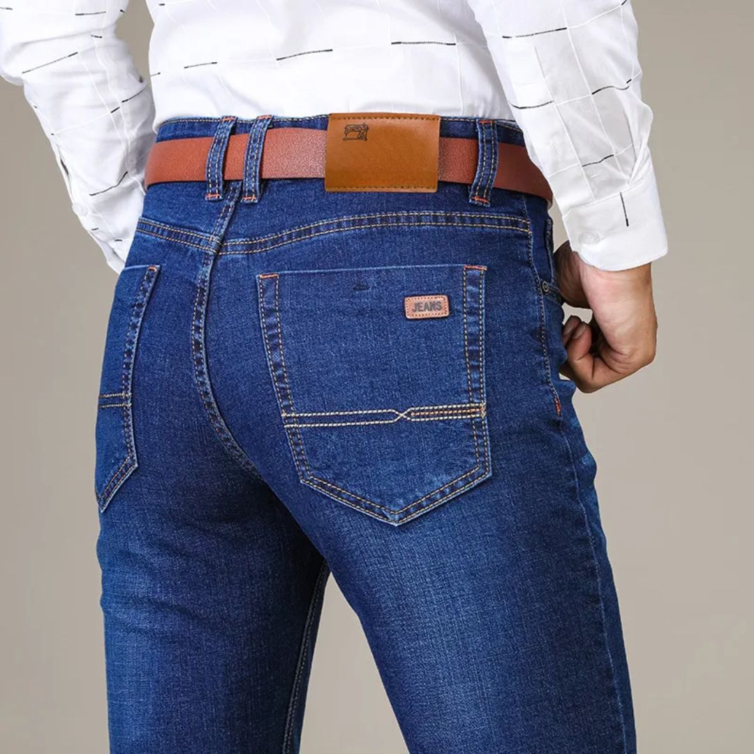 Blå herrjeans med raka snitt, flexibel passform. Stilrena och bekväma denimjeans för vardag och arbete.