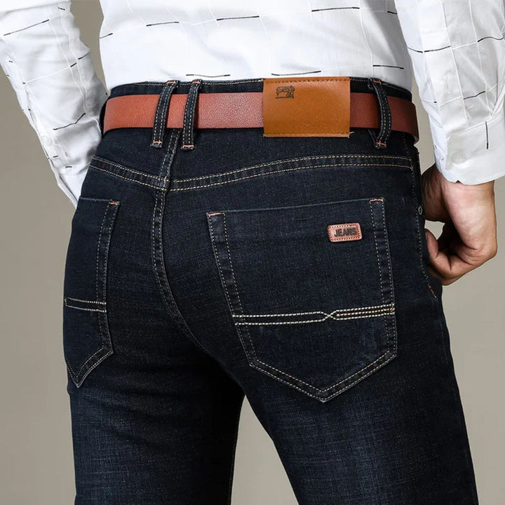 Svarta herrjeans med raka snitt, flexibel passform. Mångsidiga vardagsjeans för en bekväm och modern stil.