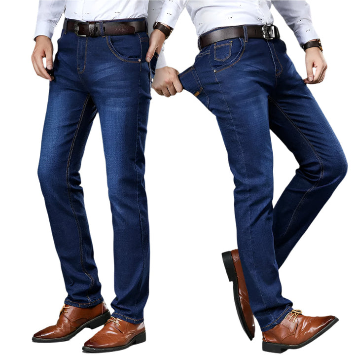 Herrjeans i marinblå färg med 4-vägs stretch för optimal komfort och flexibilitet, perfekt för vardagen.