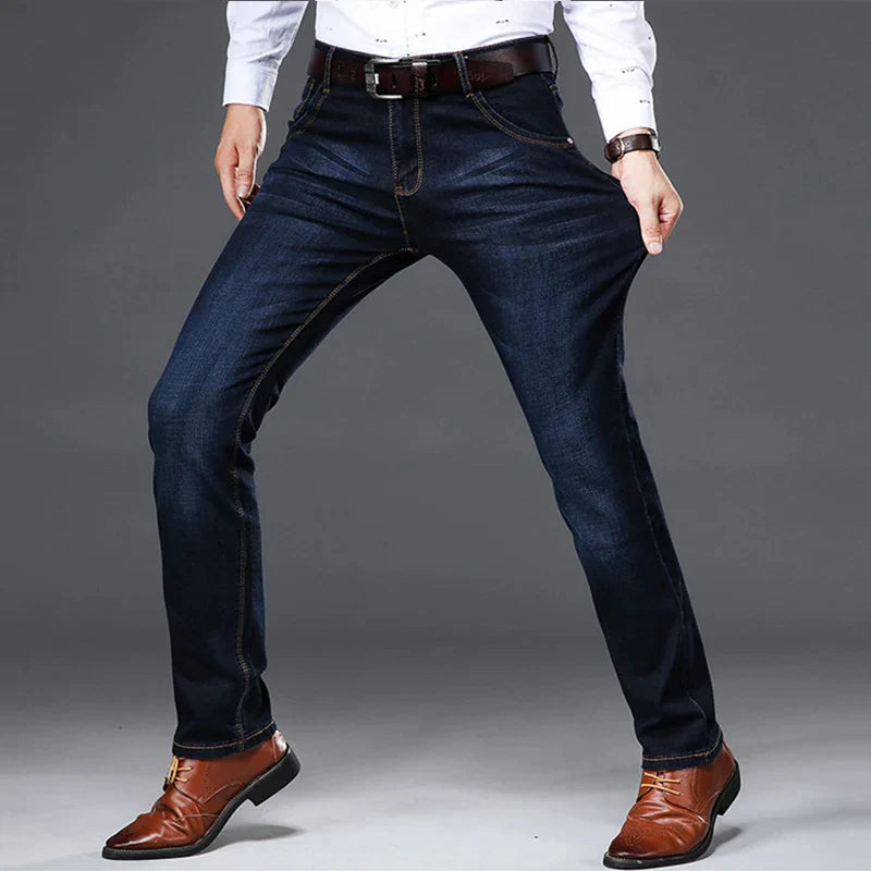 Stilrena herrjeans med modern passform i marinblå stretch för en bekväm och mångsidig vardagslook.