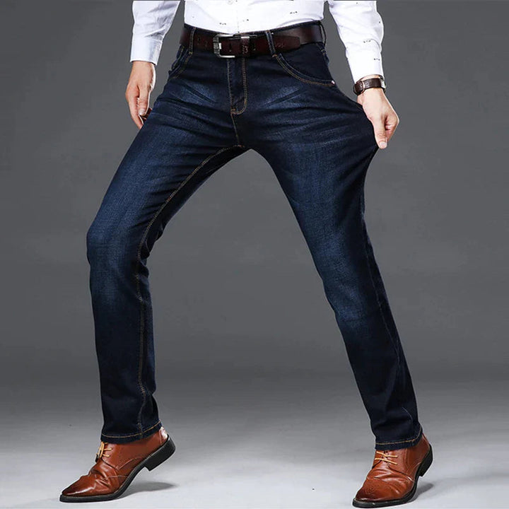 Stilrena herrjeans med modern passform i marinblå stretch för en bekväm och mångsidig vardagslook.