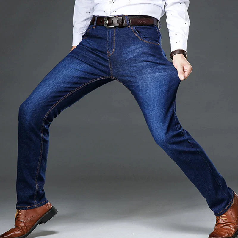 Blå herrjeans med 4-vägs stretch som ger oslagbar komfort och rörelsefrihet. En flexibel vardagsjeans.