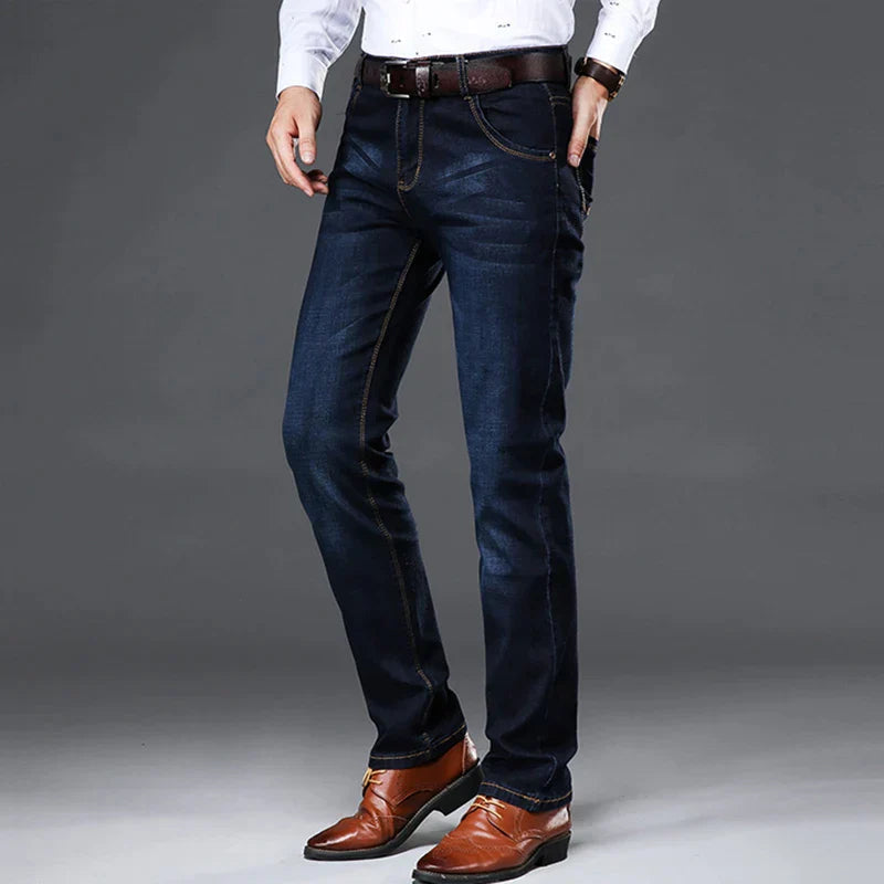 Mångsidiga marinblå herrjeans med stretch, designade för komfort och en modern stil. Idealisk vardagsbyxa.