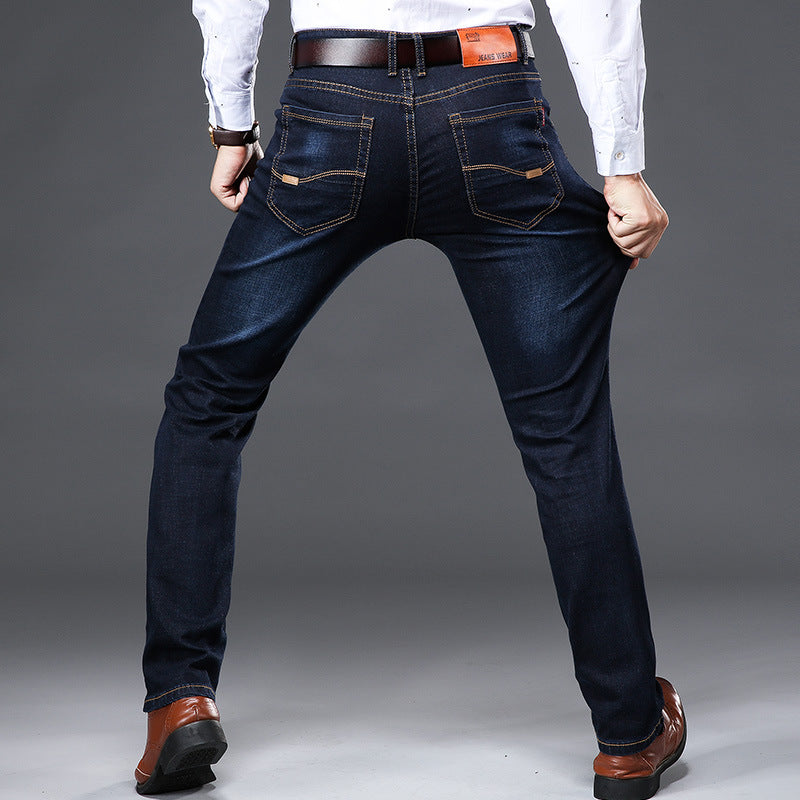 Komfortjeans för män i blått, med 4-vägs stretch och modern passform. Stilrena herrjeans för alla tillfällen.