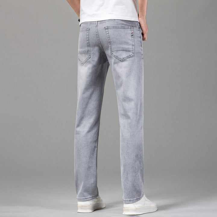 Tidlösa herrkläder: jeans med hög midja och rak passform, för maximal komfort.