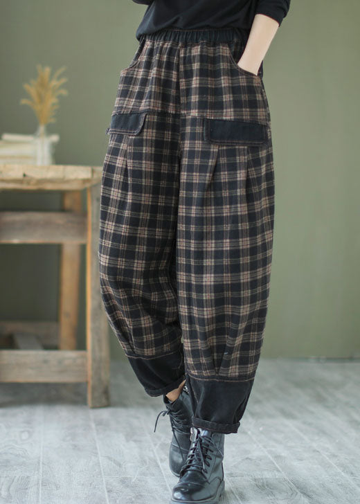 Nära bild av unika herrbyxor i denim med snygg patchwork design och lös passform. Trendig stil.