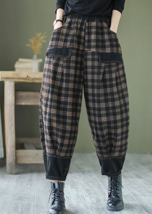 Man bär bekväma loose fit patchwork jeans med elastisk midja, perfekt för avslappnad vår- och sommarstil.