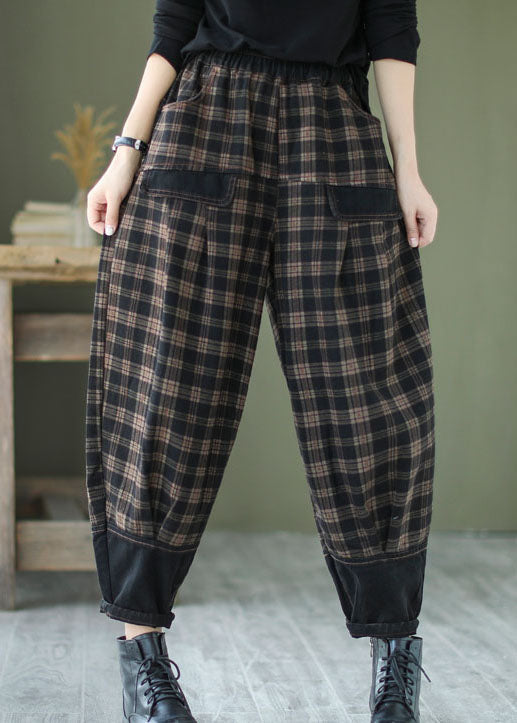 Detaljerade denimtyg på mönstrade herrbyxor med patchwork. Avslappnade jeans med unik struktur.