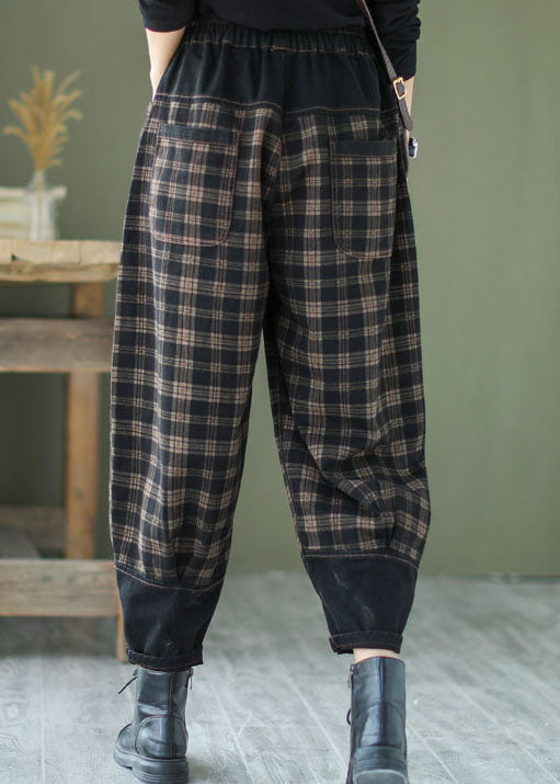 Bakifrån av trendiga herrjeans i patchwork stil med loose fit. Avslappnade, unika vårbyxor med elastisk midja.