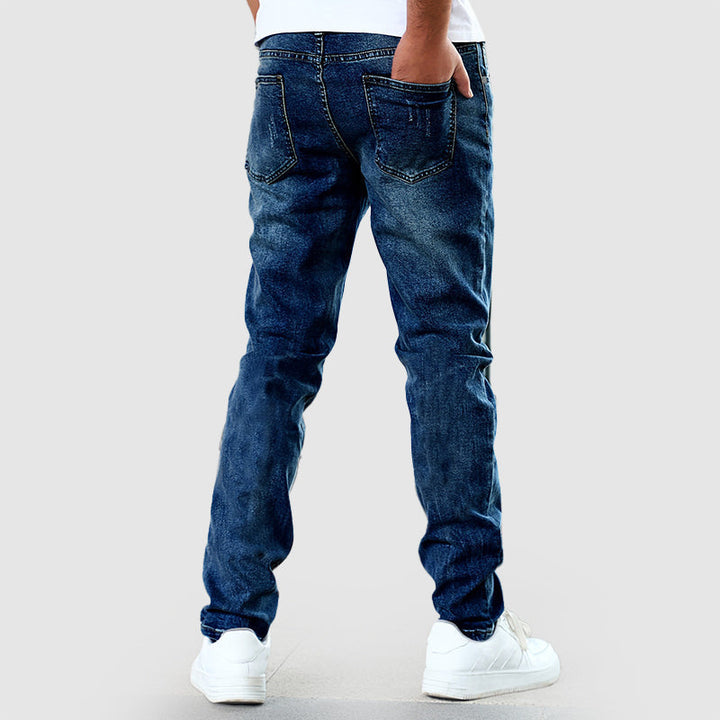Herrjeans i rak modell, kombinerar komfort och stil för vardagsbruk.