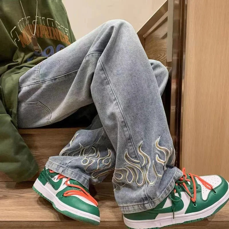 Blå herrjeans med unik elddesign. Bekväm passform för en modern och stilren look.