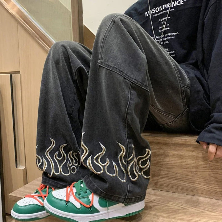 Detaljbild: Unik elddesign på moderna herrjeans. Ger en vass och trendig stil.