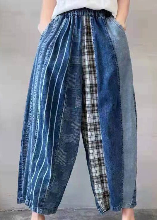 Närbild på herrjeansens detaljerade patchworkmönster, en trendig och unik modeuttryck.