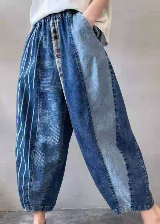 Man bär bekväma herrjeans med patchworkdesign, idealiska för casual sommar- och vårstil.