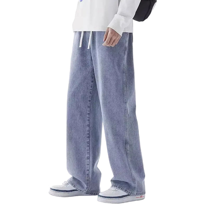 Herrjeans med vida ben, avslappnad passform i mörkblå denim. Bekväma, moderna vardagsjeans för herr.