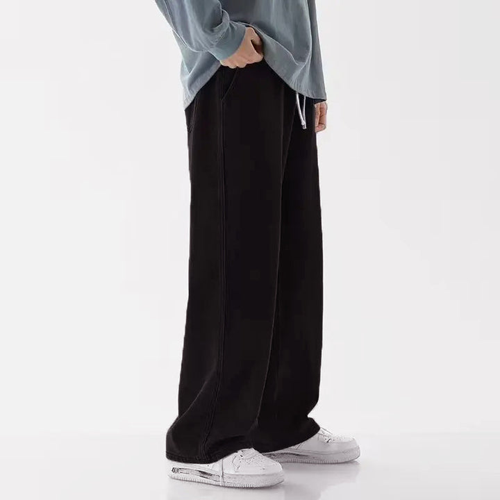 Närbild av blå herrjeans med vida ben och praktiska fickor. Trendiga, lösa jeans med modern stil för herr.