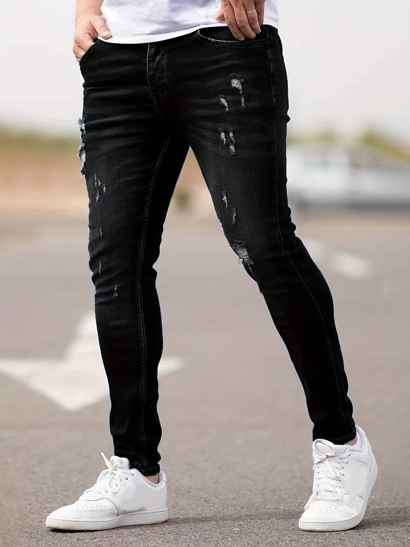 Herrjeans, trasiga grå stretchjeans i modern stil, nära bild av slitna detaljer
