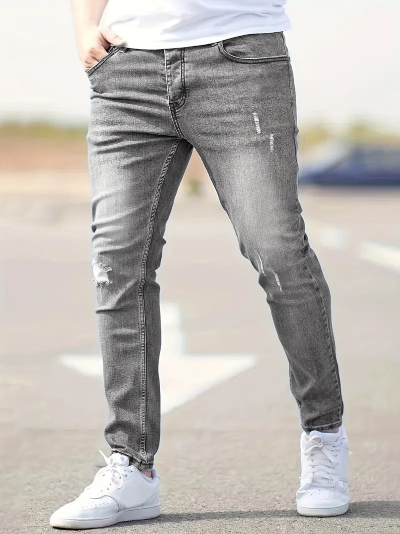 Närbild på dragkedja och knapp på moderna trasiga stretchjeans för herrar