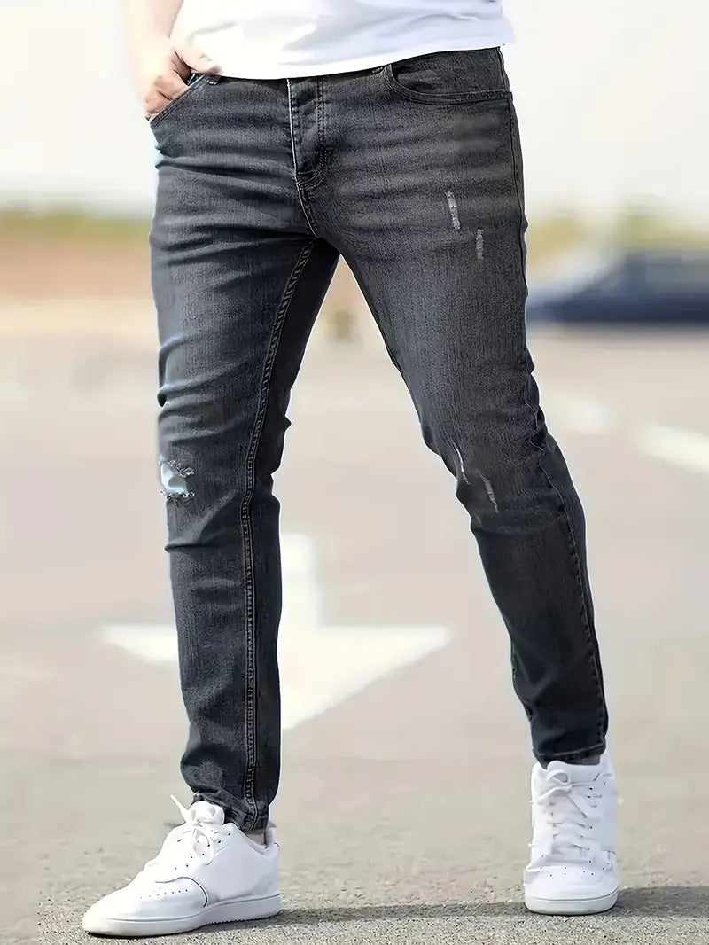 Herrjeans svarta, stretchiga trasiga jeans med modern passform för casual look