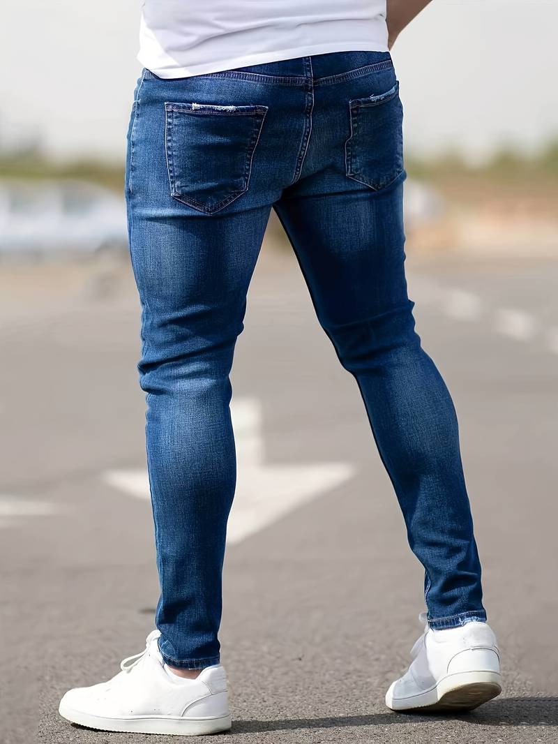 Casual herrjeans, ljusblå denim, trasiga och stretchiga för en avslappnad stil
