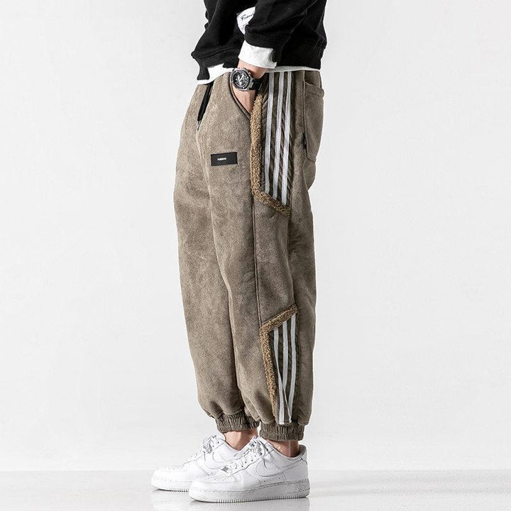 Trendiga herrjoggers i khaki med elastisk midja. Sportiga fritidsbyxor med sidosträckning.