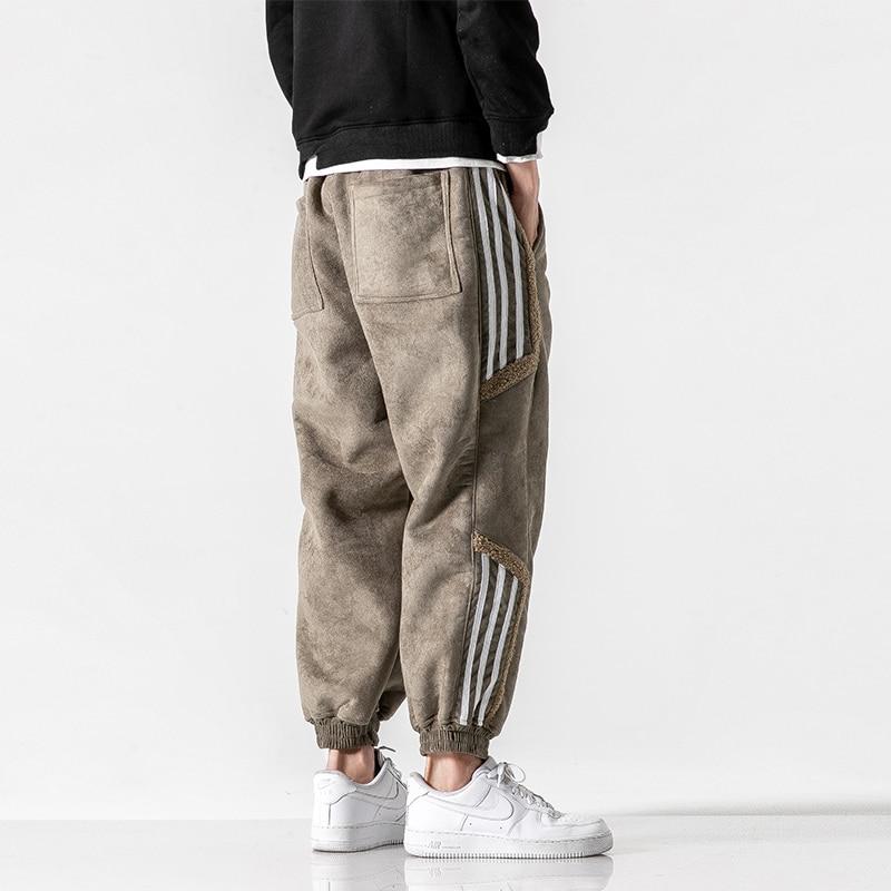 Snygga svarta herrjoggers. Bekväma casual byxor med praktisk sidosträckning. Perfekta streetwear-byxor.