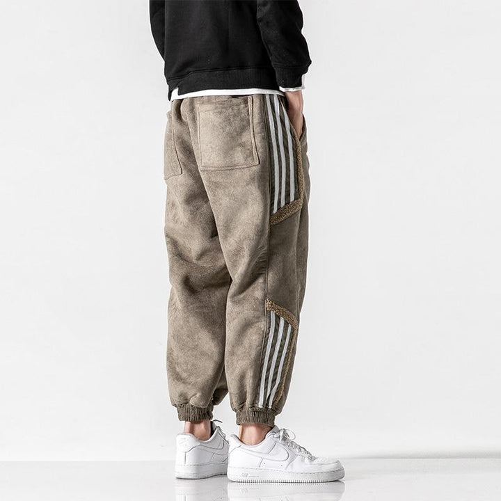 Snygga svarta herrjoggers. Bekväma casual byxor med praktisk sidosträckning. Perfekta streetwear-byxor.