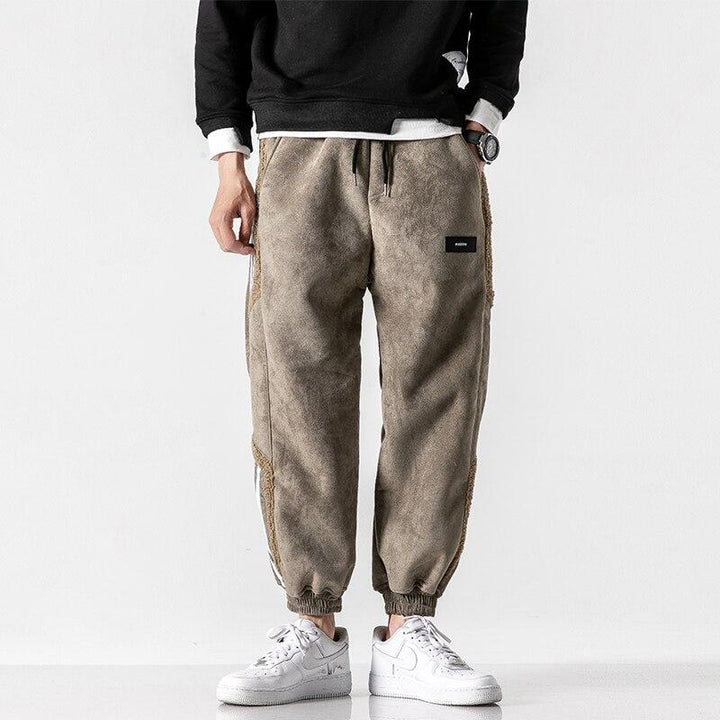 Moderna herrjoggers med sidosträckning, designade för optimal komfort och rörlighet i vardagen.