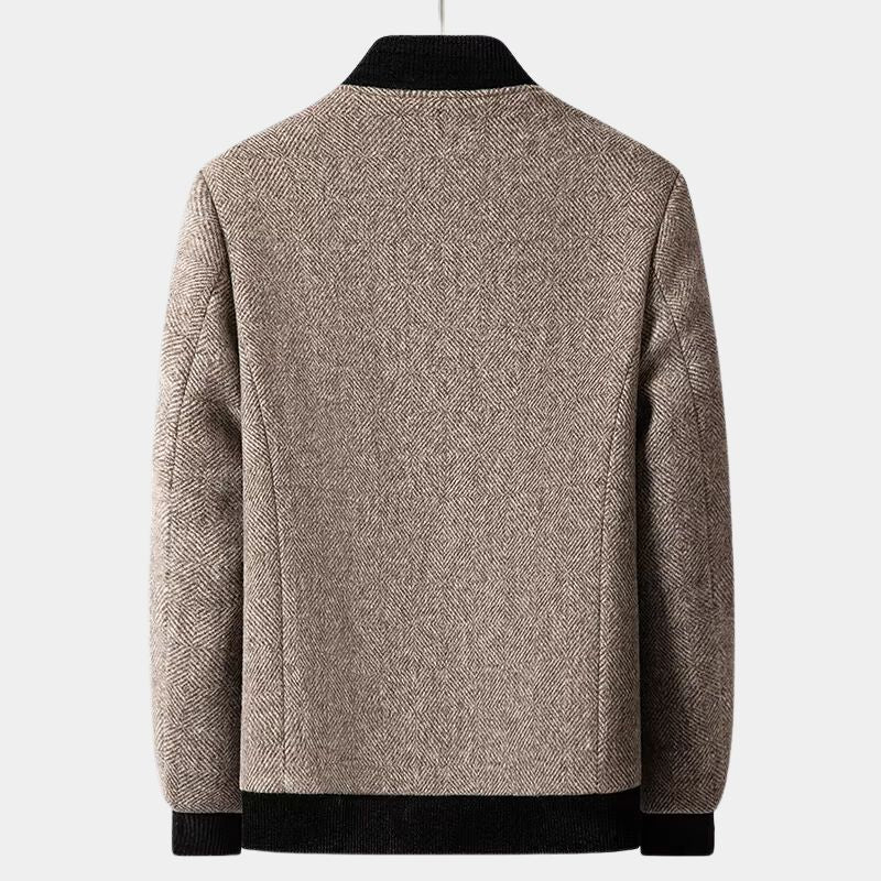 Stilren grå herrkappa med klassiskt herringbone-mönster. Perfekt slim fit ytterplagg för höst & vinter.