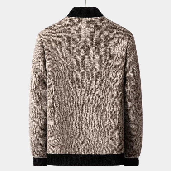 Stilren grå herrkappa med klassiskt herringbone-mönster. Perfekt slim fit ytterplagg för höst & vinter.