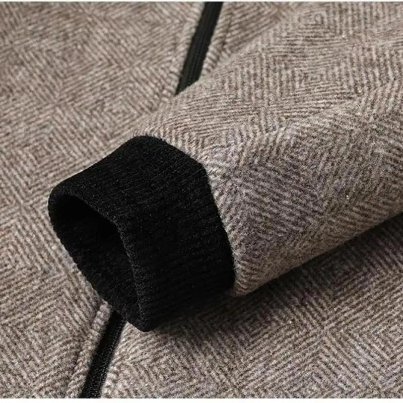 Elegant herrkappa i slim fit design, brunt herringbone. Tidlös vinterkappa för män, perfekt för höstmode.