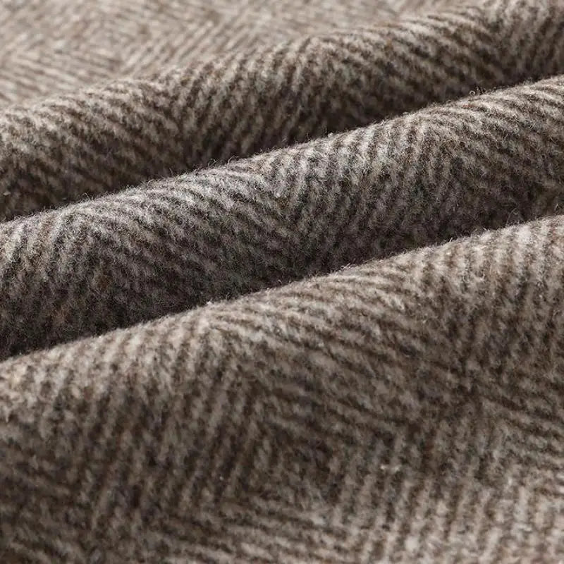 Modern herrkappa, slim fit, med brunt herringbone-mönster. Tidlös design som elegant höst- & vinterplagg.