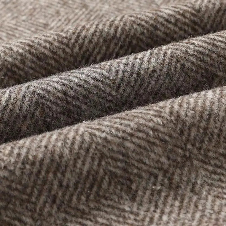 Modern herrkappa, slim fit, med brunt herringbone-mönster. Tidlös design som elegant höst- & vinterplagg.