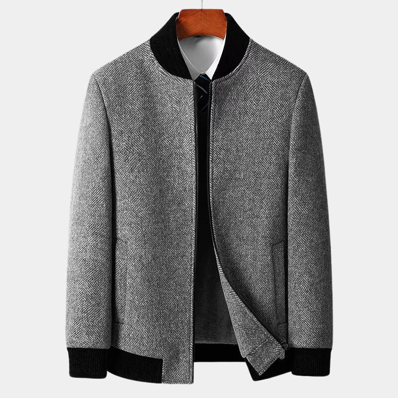 Herrkappa med elegant grått herringbone-mönster. En stilren slim fit kappa för höst och vinter.