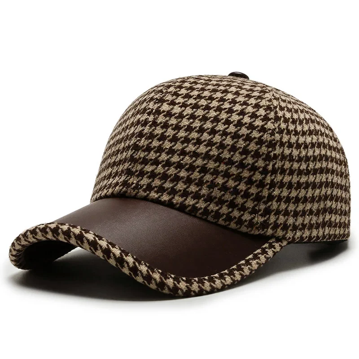 Modern herrkeps med elegant houndstooth-mönster och detaljer i svart konstläder. Perfekt för stilren look.