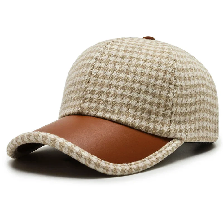 Svart herrkeps i houndstooth med justerbar rem i konstläder. En tidlös och mångsidig accessoar.