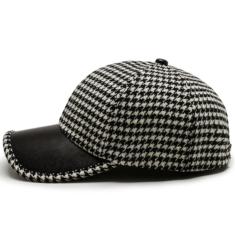 Khaki herrkeps med unikt houndstooth-mönster och justerbara spännen i konstläder. En modern accessoar.