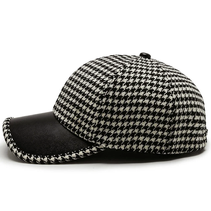 Khaki herrkeps med unikt houndstooth-mönster och justerbara spännen i konstläder. En modern accessoar.