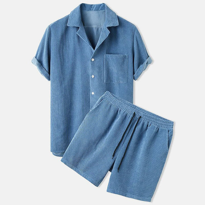 Herrkläder: Avslappnat sommarset med matchande sladdshorts och skjorta. Perfekt för elegant fritid.