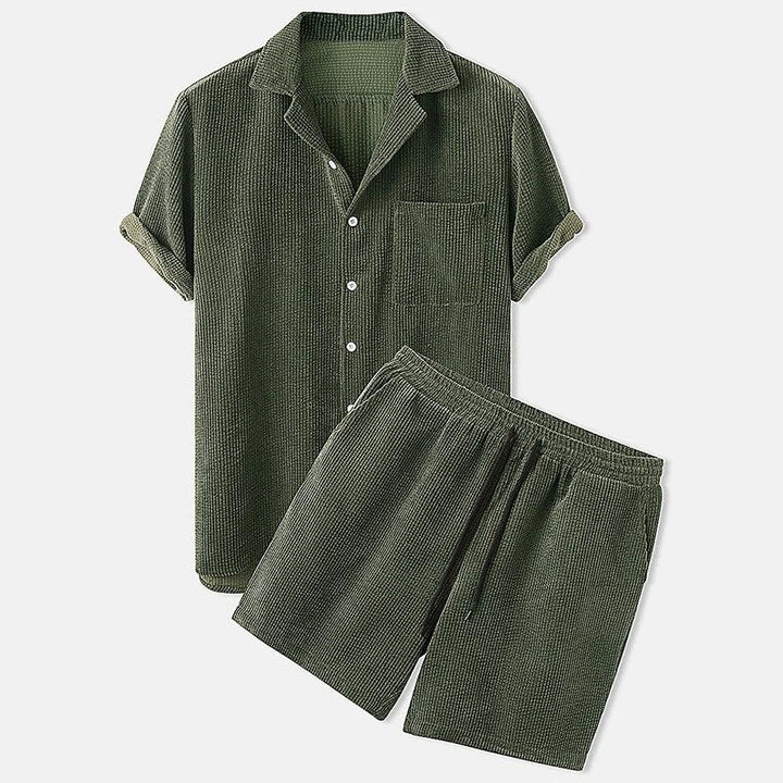 Stilrent sommarset för herr. Komfortabelt matchande set med sladdshorts & skjorta för vardag & fritid.