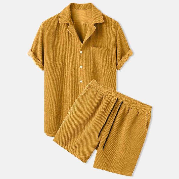 Elegant herr sommarset med sladdshorts och skjorta i vibrant färg. Matchande outfit för en avslappnad sommarstil.